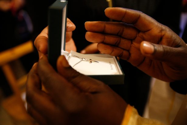 Pourquoi choisir une médaille de baptême personnalisée plutôt qu’un modèle standard ?