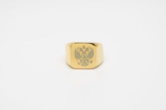 Comment choisir entre une chevalière personnalisable et une chevalière sur mesure ?