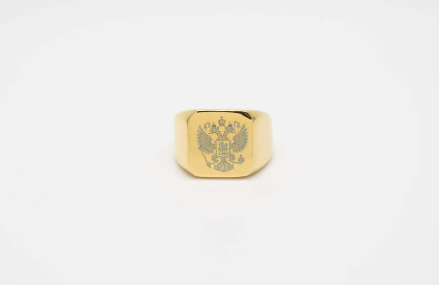 Comment choisir entre une chevalière personnalisable et une chevalière sur mesure ?