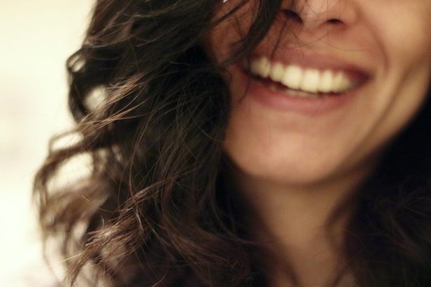 Chute de cheveux chez la femme : comprendre, prévenir et retrouver sa densité capillaire