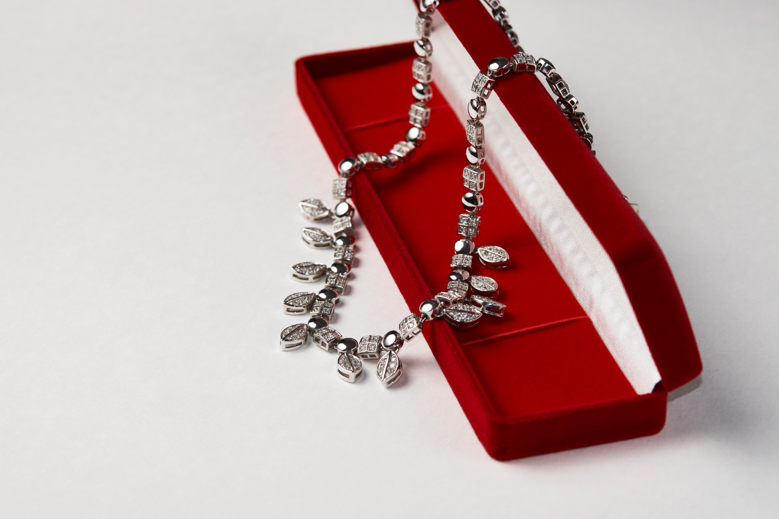 Pourquoi les colliers fantaisie restent-ils incontournables dans la mode actuelle ?