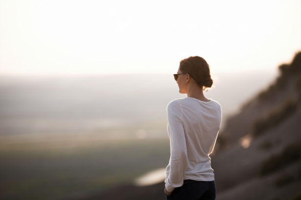 femme-dos-paysage-coucher-soleil
