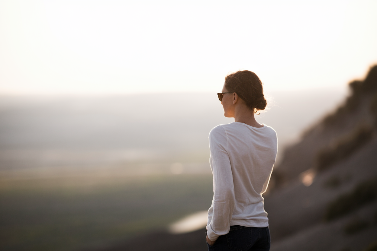 femme-dos-paysage-coucher-soleil