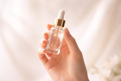 main-ampoule-verre-fond-epure