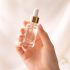 main-ampoule-verre-fond-epure