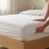 Housse de matelas 90x200 : comment bien protéger votre literie