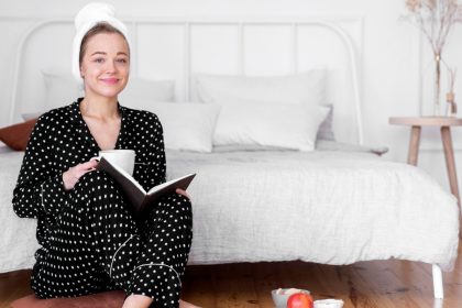 Pourquoi le bonnet de nuit est-il devenu un indispensable pour les cheveux bouclés ?