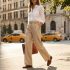 Pantalon taille élastique femme : la pièce confortable qui s'invite dans les looks tendance